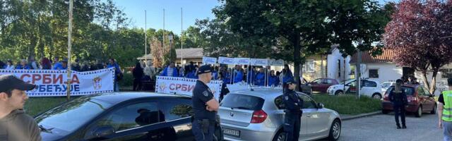 Ispred Mesne zajednice 21. oktobar u isto vreme performans u organizaciji studenata i aktivisti SNS-a (VIDEO)