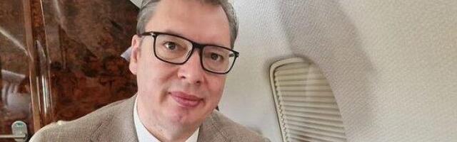 JAVLJAM VAM SE VEČERAS UŽIVO, AKO BUDE MOGUĆE, JER O TEHNIČKIM MOGUĆNOSTIMA NEMAM POJMA! Vučić se oglasio iz aviona za Brisel!