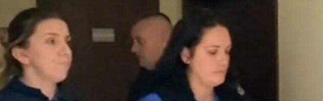 SAD IM NIŠTA NIJE SMEŠNO! Nasilnice  IZ STARAČKOG DOMA izašle pred sud! Pokunjene, sa lisicima na rukama gledaju u pod! (VIDEO)