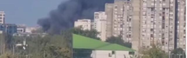 Crni dim na NBG: Požar u krugu nekadašnjeg IMT-a (VIDEO)