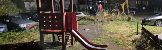 Igralište na Panteleju neupotrebljivo - umesto podloge, bare i blato