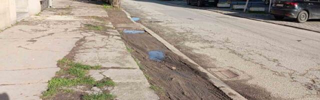 Žitelji Ulice Braće Poljakovića mole JKP Šumadija da radnici izađu na teren i pogledaju u kakvom je stanju
