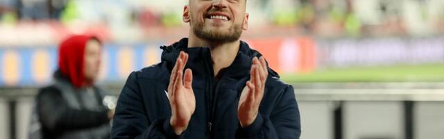 Arnautović dobio jedinstven poklon: Zlatni dres, a na kopačkama...