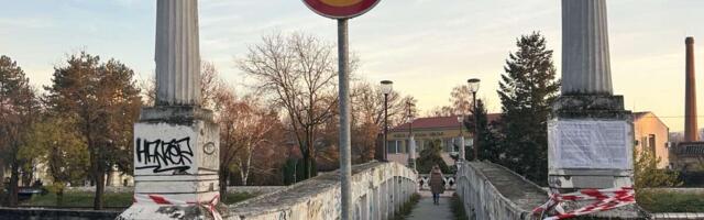 Postavljen znak za zabranu prolaza preko pešačkog mosta