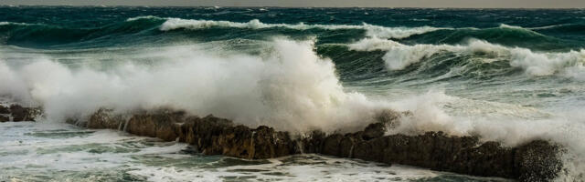 Državljanina BiH odvukao talas u more u Dubrovniku, potraga u toku