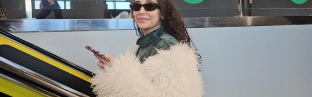 Uslikali smo popularnu pevačicu BEZ TRUNKE ŠMINKE: Lice krije tamnim naočarima, a svi gledaju u TRENERKU I BUNDU