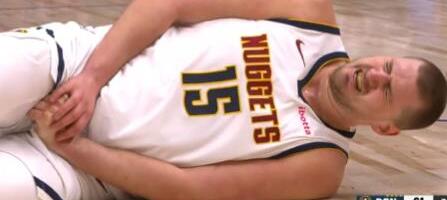 SRAMAN POTEZ - RIVAL UHVATIO JOKIĆA ZA MEĐUNOŽJE! Nikola pao na parket i previjao se od bolova! (VIDEO)