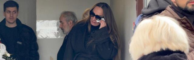 SAHRANJENA MAJKA GOGE SEKULIĆ: POTRESNE SCENE NA GROBLJU: Bivši muž se ne odvaja od pevačice, sestra jeca sve vreme (FOTO/VIDEO)