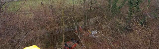 Teška saobraćajna nezgoda kod Kragujevca: Vozilo sletelo s puta, povređene dve osobe