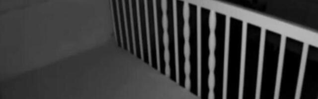 OTAC STAVIO ĆERKU DA SPAVA, A KAD JE POGLEDAO KAMERU ZAPREPASTIO SE! Ovu jezivu scenu će pamtiti dok je živ (VIDEO)