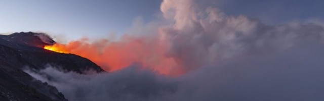 ERUPCIJA ETNE NA SICILIJI! Gradovi prekriveni pepelom, teku reke lave! /VIDEO/