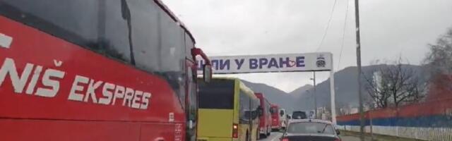 Nepregledna kolona autobusa na ulasku u Vranje, krenuli na Vučićev miting