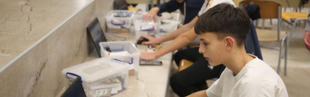 Od spajanja žica do ozbiljnog koda: Ivan s drugarima na zabavan način uči programiranje i svi imaju istu želju