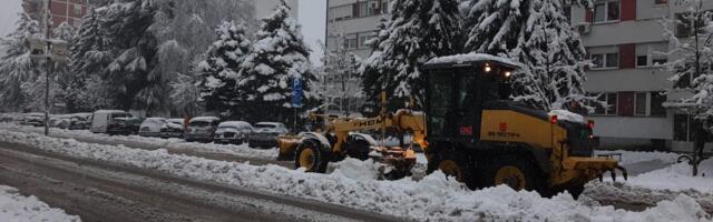 Obustavljen železnički saobraćaj iz Sremske Mitrovice ka Šidu: Voz u kvaru blokirao prugu, zbog snega i poledice prete izmene autobuskih linija