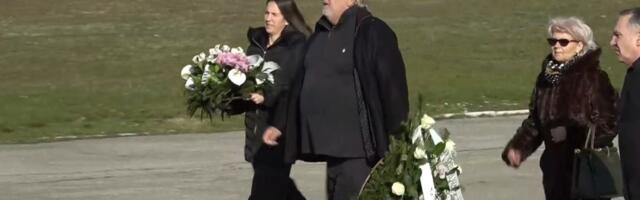 Boba Živojinović stigao na sahranu Tatjane Ječmenice: U rukama nosi ogroman venac, a na njemu dirljiv oproštaj