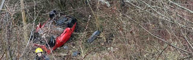 Automobil sleteo sa puta kod Medne, povređene dve osobe (FOTO)