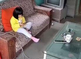 Telefon eksplodirao devojčici u rukama: Sve zabeležila kućna kamera, obratite pažnju na ovaj zvuk