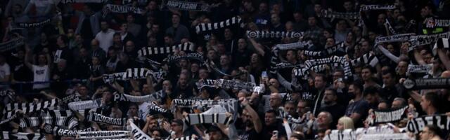 Dok su "lažni" košarkaši Partizana bili na terenu, Grobari u Areni zapevali uvredljivu pesmu