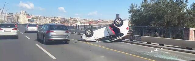 DRAMA NA BRANKOVOM MOSTU: Prevrnuo se automobil, paklene gužve na svim prilazima!