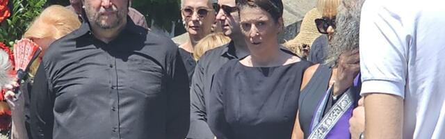 Sahranjena Olivera Katarina: Sin nemo gledao u sanduk, tužne scene na Novom groblju
