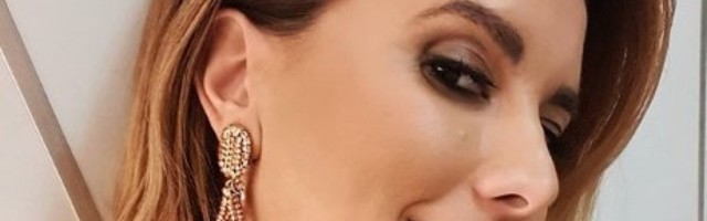 STARLETA upitala fanove kako bolje izgleda, a oni je zalepili ODGOVOROM:  Najbolja si kada si gola sa tako dobrim SI*AMA!