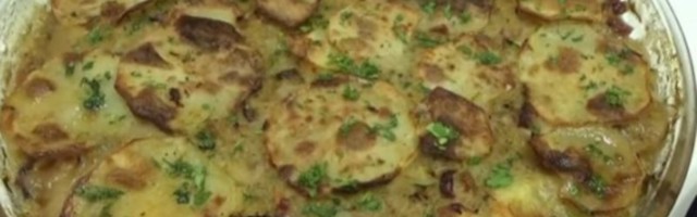 Omiljeni zimski ručak: Musaka od kiselog kupusa, krompira i slanine (RECEPT)