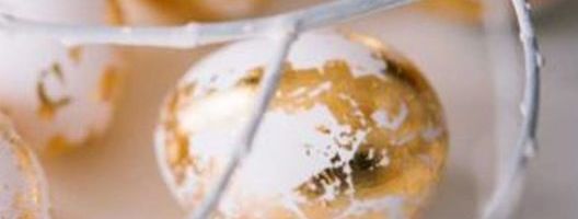 Doza glamura na stolu: Kraljevska tehnika bojenja uskršnjih jaja