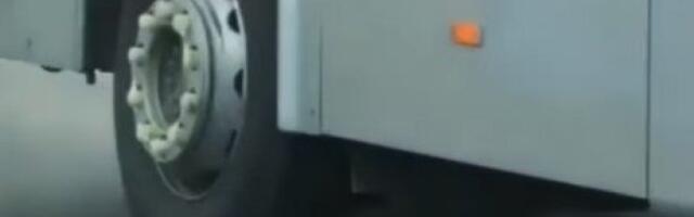 AUTOBUS NA TRI TOČKA?! Na auto putu snimljen autobus  kome pri punoj brzini TOČAK LEBDI U VAZDUHU