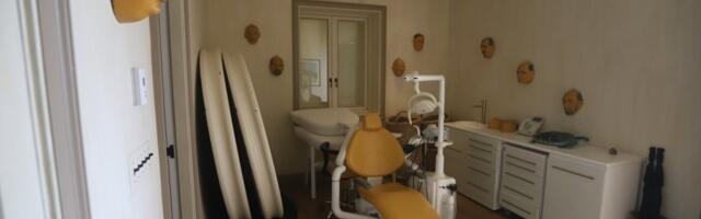 (FOTO/VIDEO) Slike iz doma pokojnog pedofila ne prestaju da šokiraju: Po zidovima ispisane jezive poruke, a jedna bizarna stvar je posebno skrenula pažnju