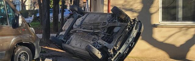 (UZNEMIRUJUĆE!) DRAMATIČNA SAOBRAĆAJKA U ZEMUNU! Automobil se prevrće, mladić ostaje zaglavljen, a onda PRILAZE PROLAZNICI: Pogledajte hrabru akciju spasavanja!