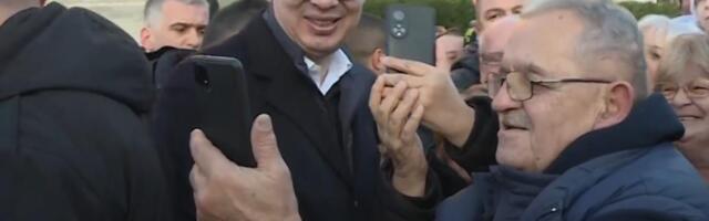 UŽIVO VUČIĆ SA NARODOM U BOŽIĆNOM SEOCETU: Veliki broj građana dočekao predsednika