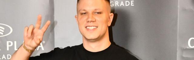 Ovaj frajer je ROĐENI BRAT RELJE POPOVIĆA, samo jednom se pojavio  u javnosti - Reper iskren: "Moram da ga krijem"