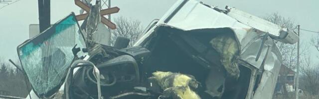 JEZIVE SLIKE TEŠKE NESREĆE NA PRUZI KOD ČAČKA: Sudarili se voz i kombi, vozač povređen, u prekidu železnički saobraćaj na toj deonici (FOTO)