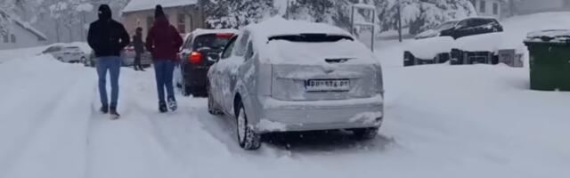 Nisu svi bili na Zlatiboru za praznik: Kolona vozila formirala se i ovde (VIDEO)