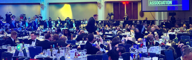 VINO VAŽNIJE OD ŽIVOTA! Dok hotelom odjekuju pucnji, a Trampa obaraju na pod, ONE PRAVE SELFIJE I NOSE FLAŠE SA STOLOVA (VIDEO)