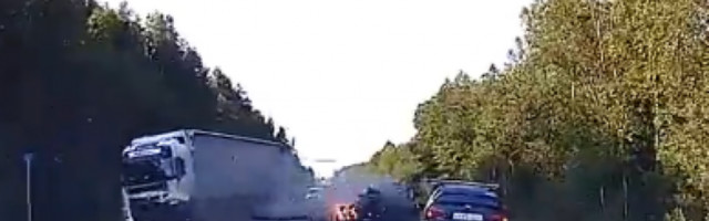 NEZGODA NA AUTO-PUTU MILOŠ VELIKI Zapalio se putnički automobil, vatrogasci odmah reagovali!