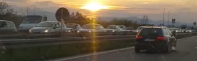 SAOBRAĆAJNI KOLAPS KOD JAGODINE! Kilometarske kolone na auto-putu, a evo i zbog čega! VOZAČI, NAORUŽAJTE SE STRPLJENJEM! (VIDEO)