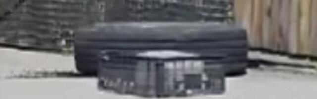 Umalo tragedija na Karaburmi: Otpala guma s autobusa (VIDEO)