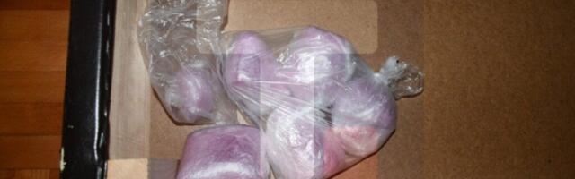 Muškarci dilovali drogu, dama "štekala" robu!