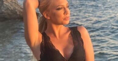 MILICA TODOROVIĆ SE SKINULA, PA POKAZALA ZANOSNO TELO: Pevačica nikad bolje nije izgledala (FOTO)