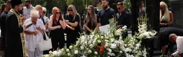 Porodica i nekolicina poznatih: Održan šestomesečni pomen Saši Popoviću