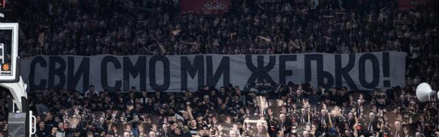 Početak utakmice u Areni – slike sa Željkovim likom, skandiranje voljenom treneru i uvrede Mijailoviću (VIDEO)
