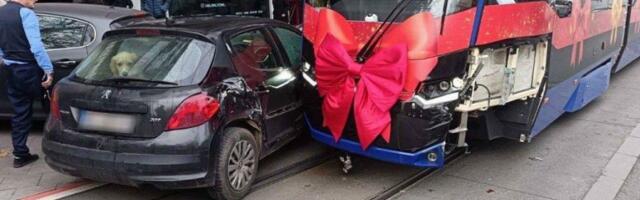 SUDAR TRAMVAJA I AUTOMOBILA U BEOGRADU! Sve stoji u Džordža Vašingtona! (FOTO)