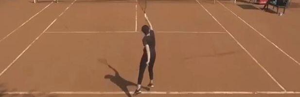 MISTERIJA TENISERKE KOJA TO NIJE POSTAJE SVE VEĆA: Niko ne zna ko je ona i kako se pojavila na turniru