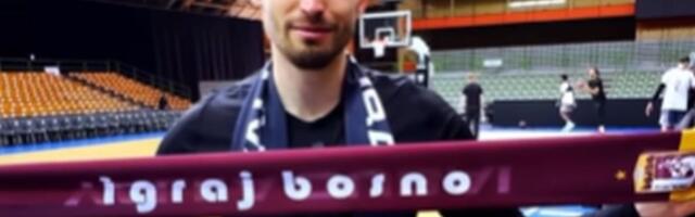 Aleksa Avramović raširio šal sa natpisom "Igraj Bosno" i obratio se navijačima iz Sarajeva: "Dođite..."