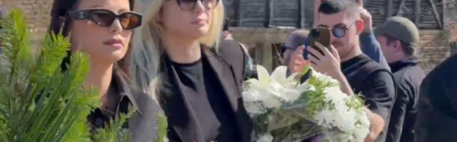 MILICA PAVLOVIĆ NA SAHRANU BRATA DARKA LAZIĆA DONELA OGROMAN VENAC: Tužna slika iz Brestača, pevačica slomljena od bola!