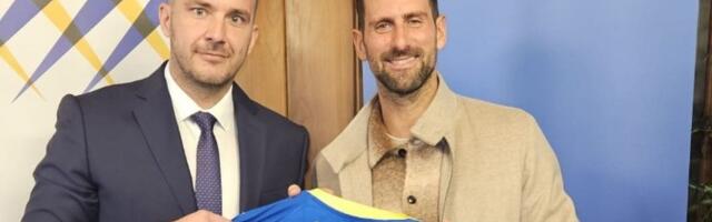 Novak Đoković dobio poseban poklon u Zenici, dres BiH sa brojem "1" za najboljeg svih vremena