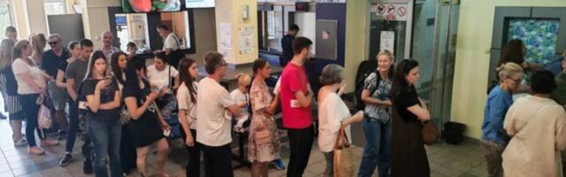 Veliko interesovanje! U Opštini Voždovac počelo preuzimanje kartica za besplatan ulazak na bazene (FOTO)