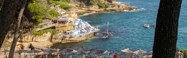 LJUDI SE KRSTE I LEVOM I DESNOM! Turista poneo šok stvar iz dnevne sobe kako bi "REZERVISAO" plažu u Budvi (VIDEO)