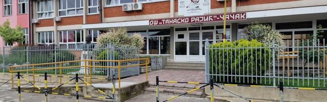 Devojčica u školsko dvorište ušla sa nožem, očevici kažu da je došla da odbrani brata kog su vršnjaci ubacili u kantu